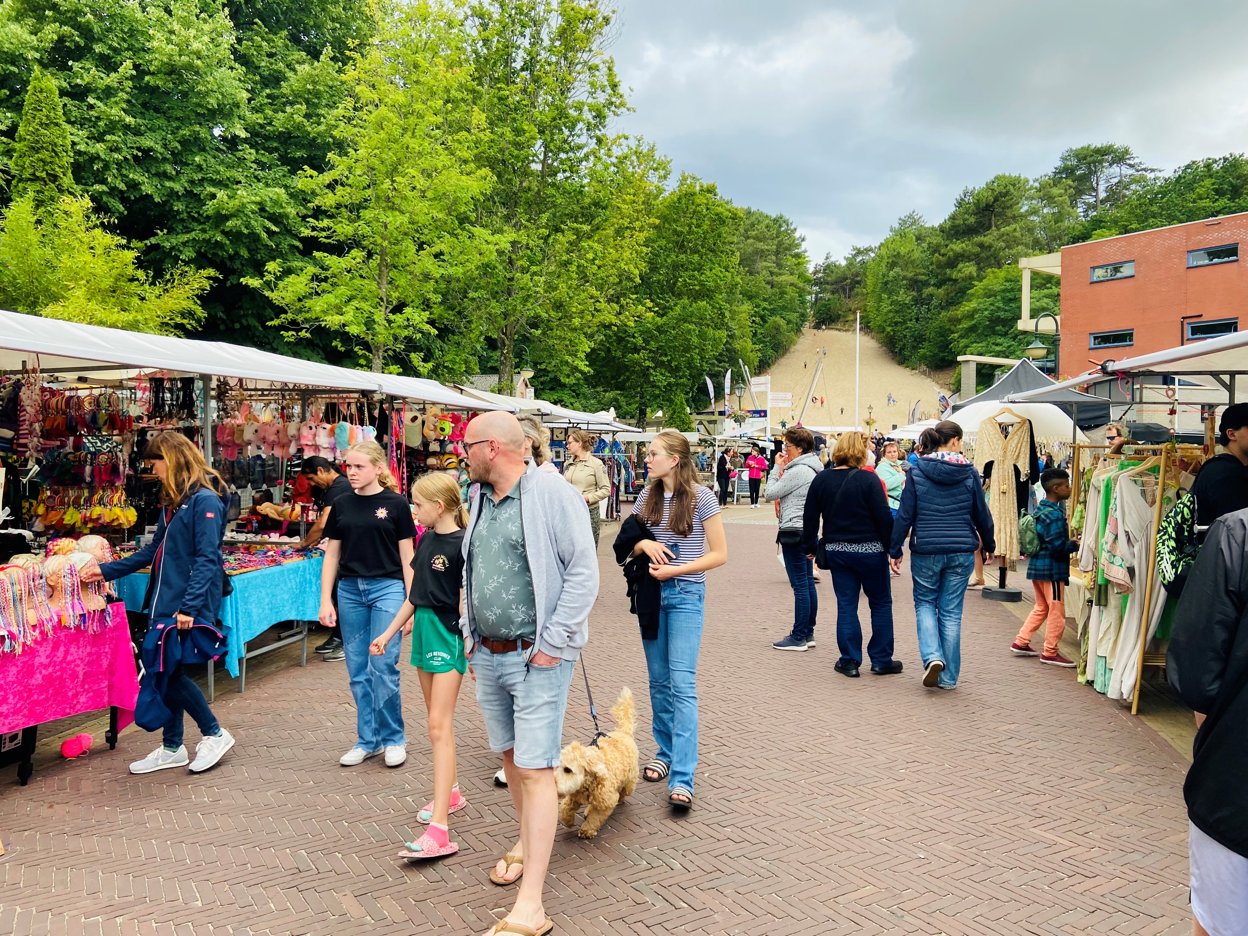 Zomeravondmarkt in Schoorl met marktkraampjes en de klimduin op de achtergrond